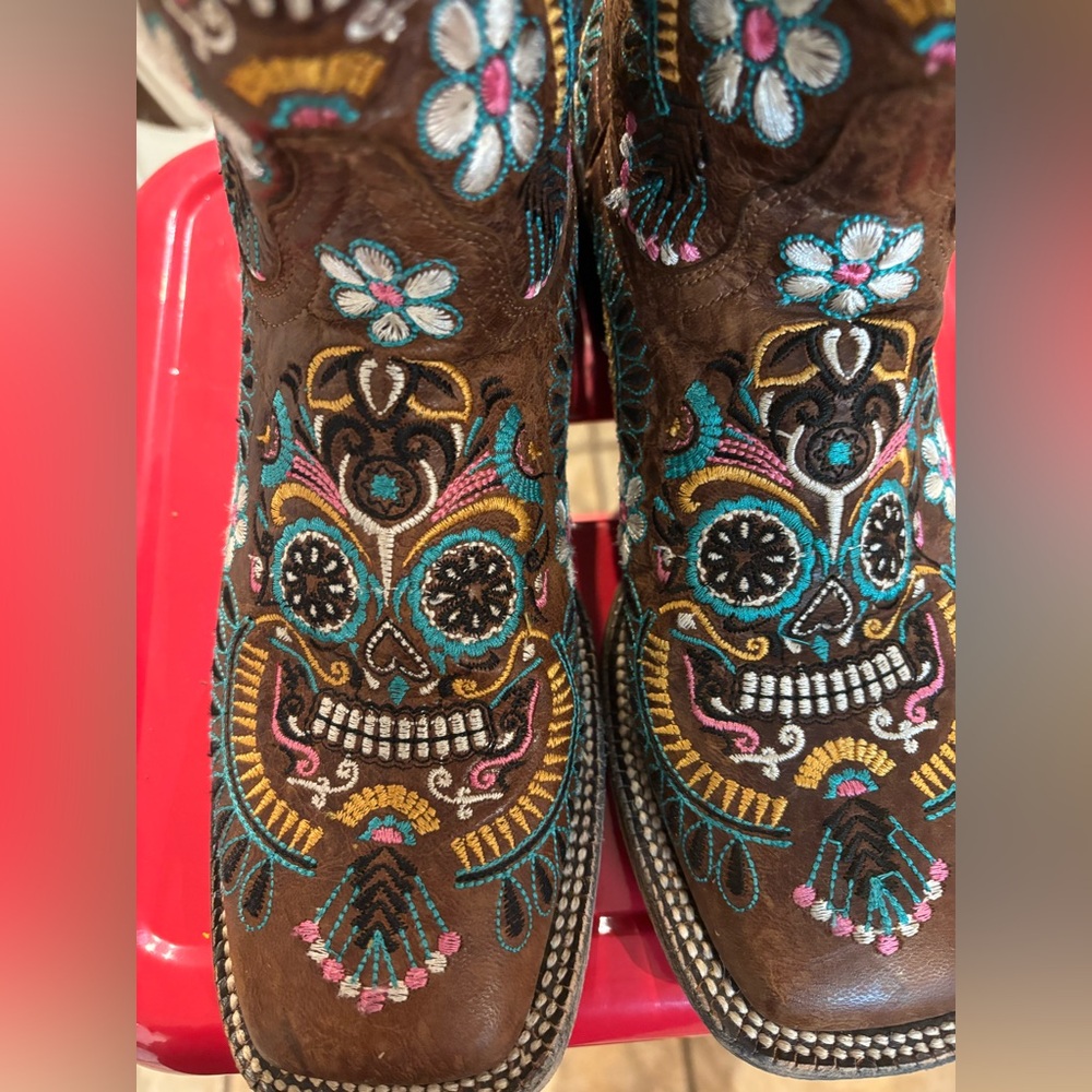 Women’s Cavenders (made by Old Gringo) square toe cowboy boots 8-1/2 B